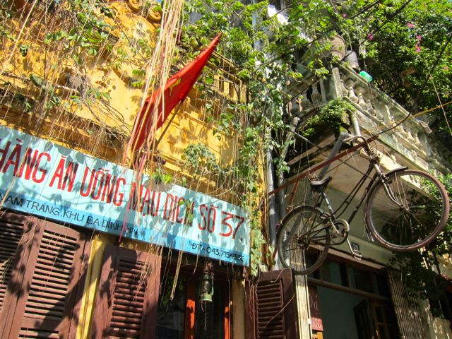 Facade of Mau Dich So in Hanoi